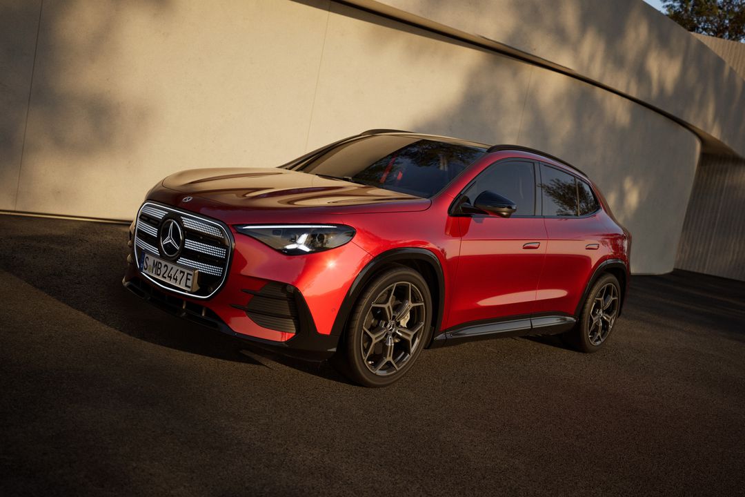 Mercedes-Benz GLA — czerwony, efektowne ujęcie 3/4 przód, ostre światło i cień na ścianie