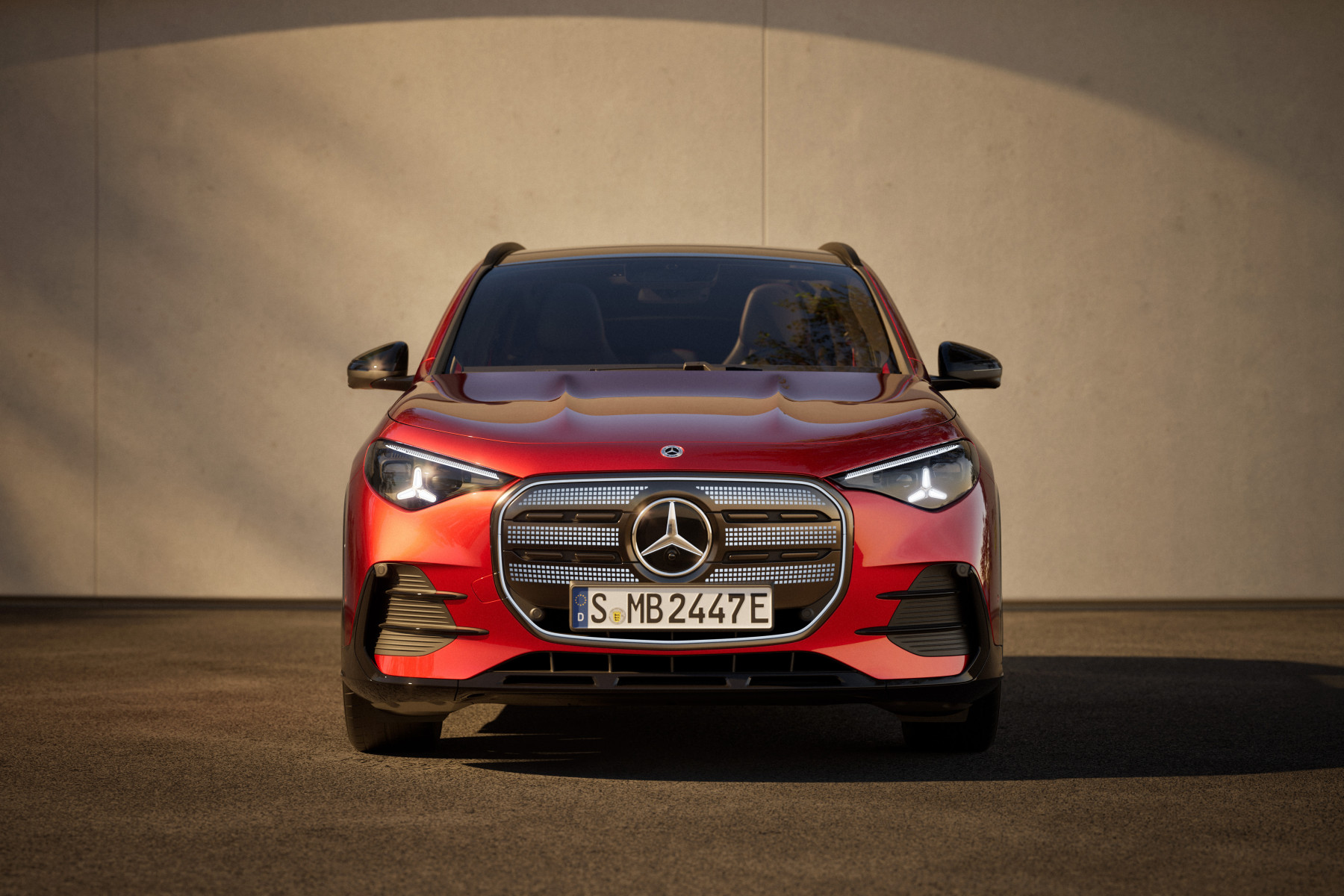 Mercedes-Benz GLA — czerwony, przód wprost, dramatyczne oświetlenie zachodzącego słońca