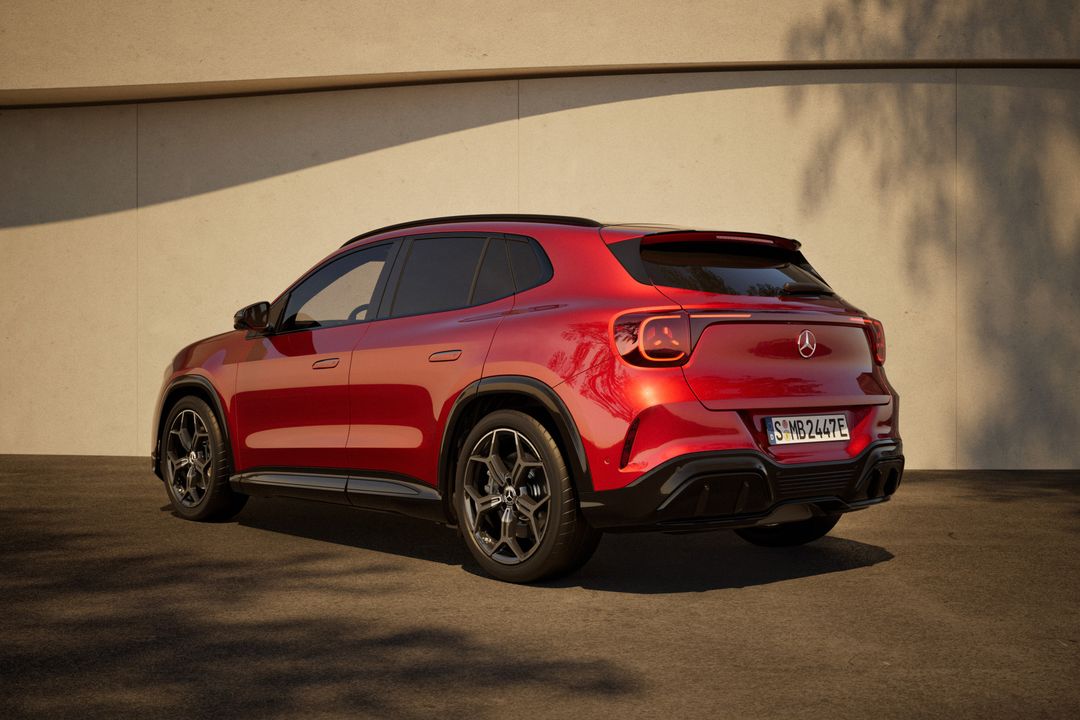 Mercedes-Benz GLA — czerwony, tył 3/4 z innego kąta, studyjne światło wieczorne