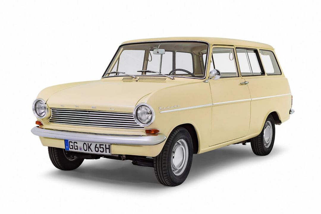 Opel Kadett Caravan — klasyczne kombi, ujęcie studyjne od przodu