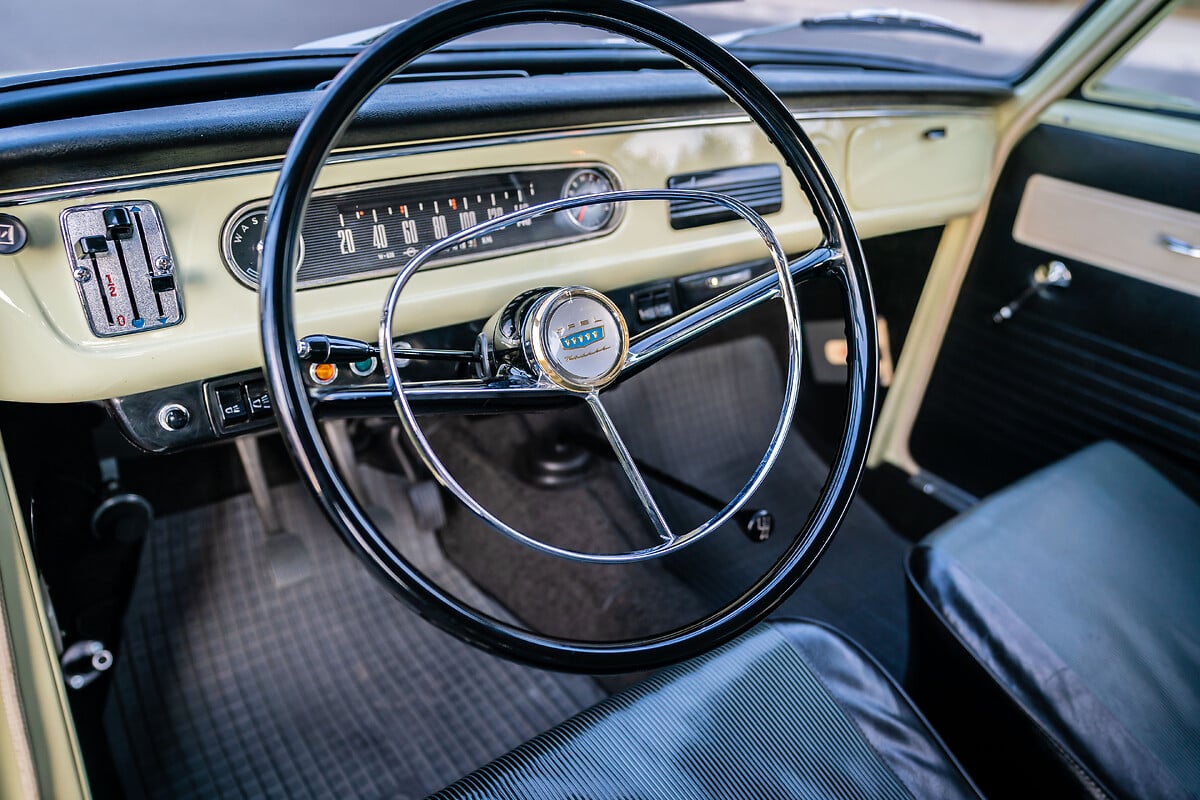 Opel Kadett Caravan — wnętrze klasyka, kierownica i zabytkowa deska rozdzielcza