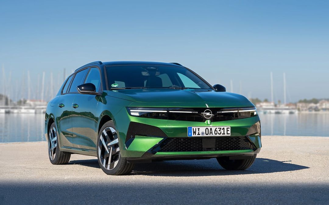 Opel Astra Sports Tourer — przód, efektowne ujęcie przy marinie w słońcu
