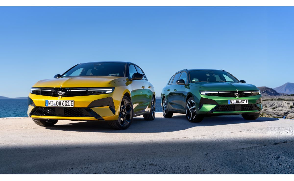 Opel Astra Electric — przód 3/4, hatchback i kombi Sports Tourer na nadmorskim tarasie
