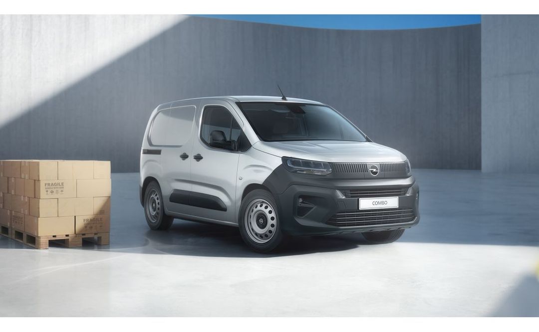 Opel Combo Start — przód, ujęcie 3/4 z paletą kartonów