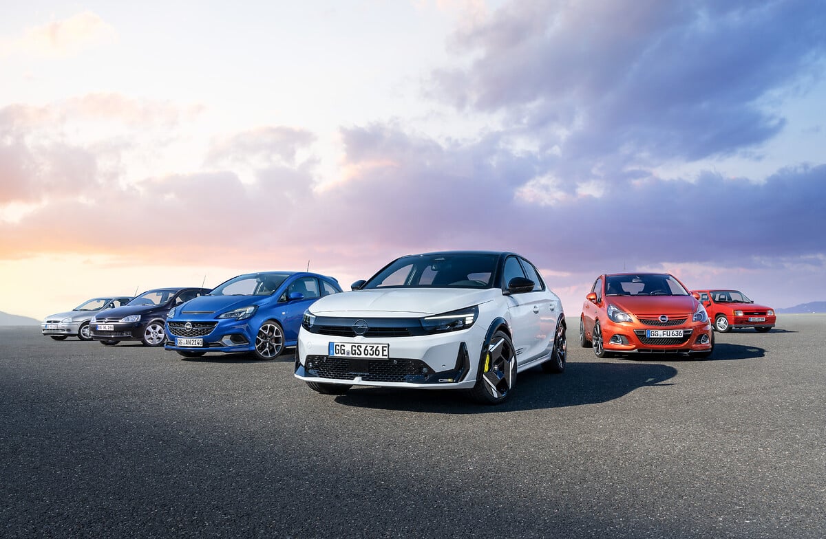 Opel Corsa GSE — przód, powtórzone ujęcie z historycznym szeregiem generacji Corsy