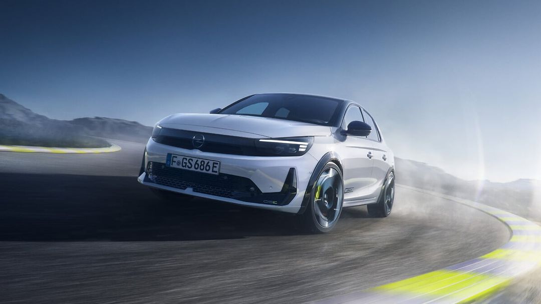 Opel Corsa GSE — przód, dynamiczna jazda torem z poślizgiem i dymem spod opon