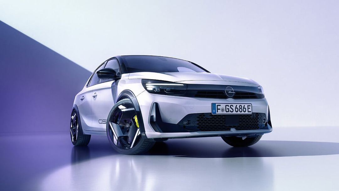 Opel Corsa GSE — przód, studyjne ujęcie 3/4 na fioletowo-białym tle