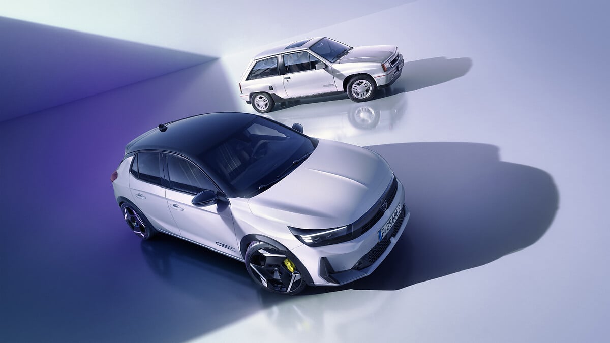 Opel Corsa GSE — widok z góry, w tle klasyczna Opel Corsa GSi jako nawiązanie do dziedzictwa modelu