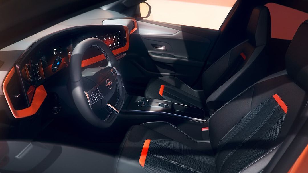 Opel Mokka YES — wnętrze, przednie fotele sportowe z pomarańczowymi wstawkami