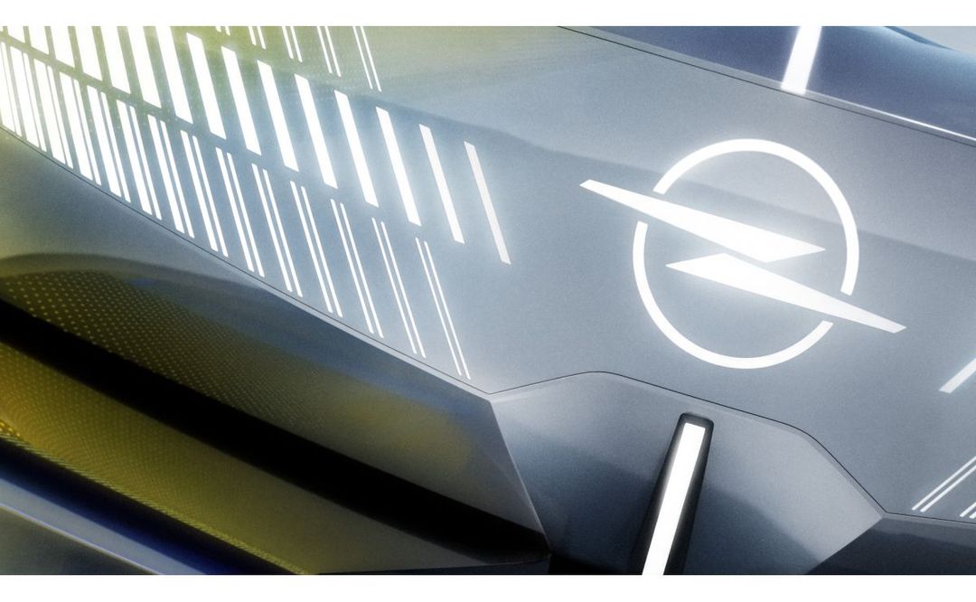 Opel STX Concept — detal logo na karoserii