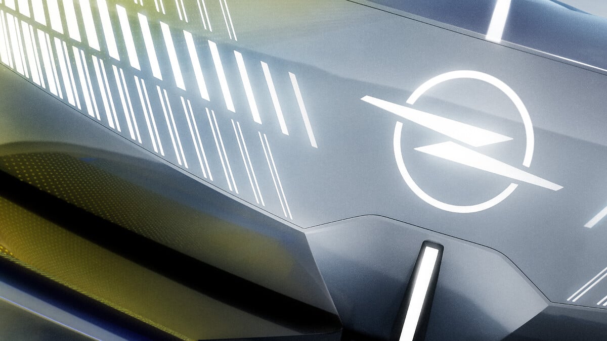 Opel STX Concept — detal logo na karoserii