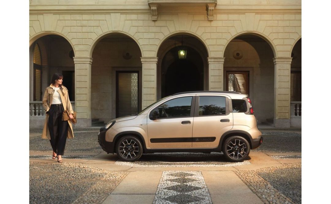 Fiat Panda Tributo Autobianchi — bok, przed budynkiem z łukami