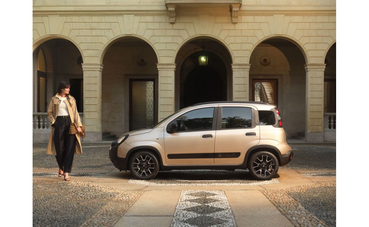 Fiat Panda Tributo Autobianchi — bok, przed budynkiem z łukami
