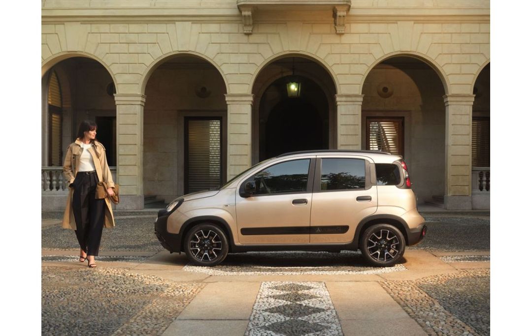 Fiat Panda Tributo Autobianchi — bok, przed budynkiem z łukami