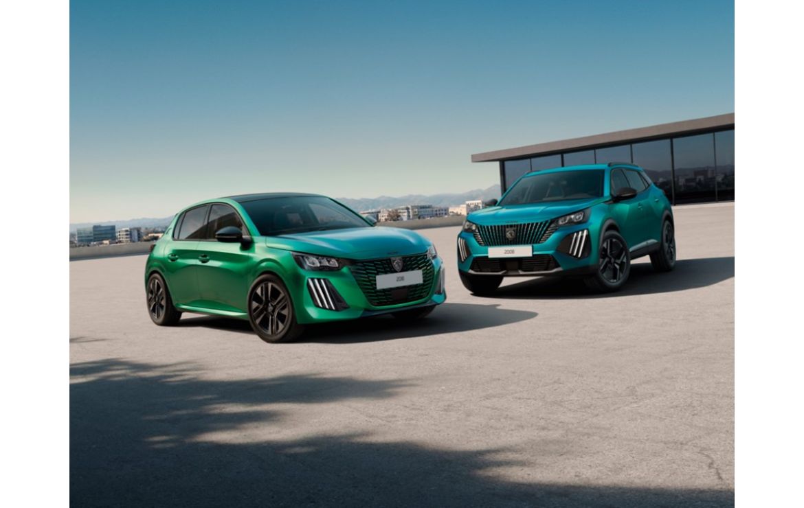 Peugeot 208 i 2008 ENVY — ujęcie przód/bok, oba modele obok siebie na tle budynku