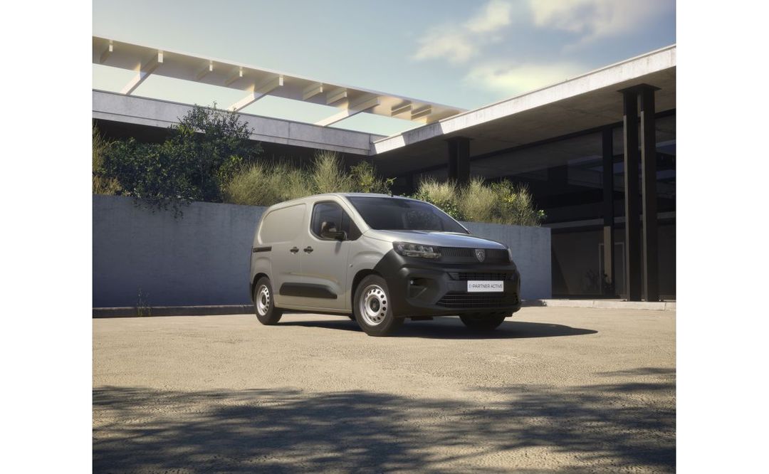 Peugeot Partner Active — ujęcie 3/4 z przodu, kolor szary, zaparkowany przed nowoczesnym budynkiem