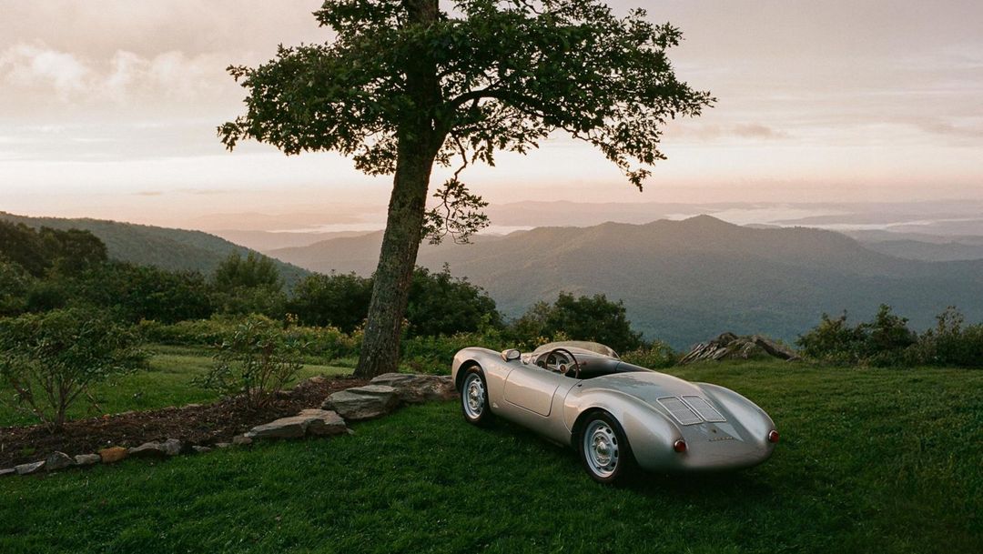Porsche 550 J — bok, egzemplarz na trawie z widokiem na góry
