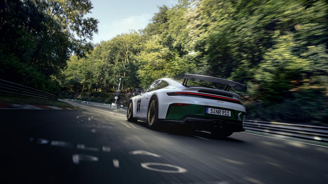 Porsche 911 GT3 — tył, dynamiczna jazda przez Nürburgring wśród drzew