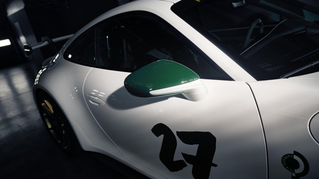 Porsche 911 GT3 — detal zielonego lusterka bocznego i numeru startowego 27