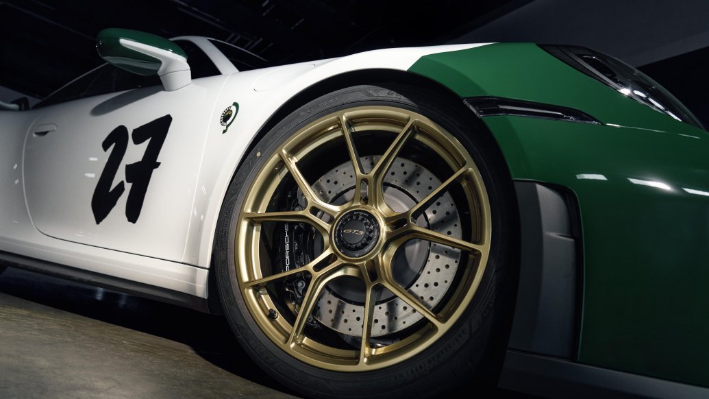 Porsche 911 GT3 — detal złotej felgi i zacisku hamulcowego