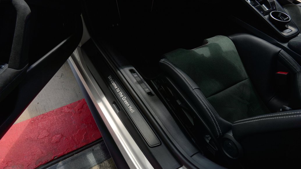 Porsche 911 GT3 — wnętrze, próg z napisem „Welcome to the Green Hell” i fotel sportowy