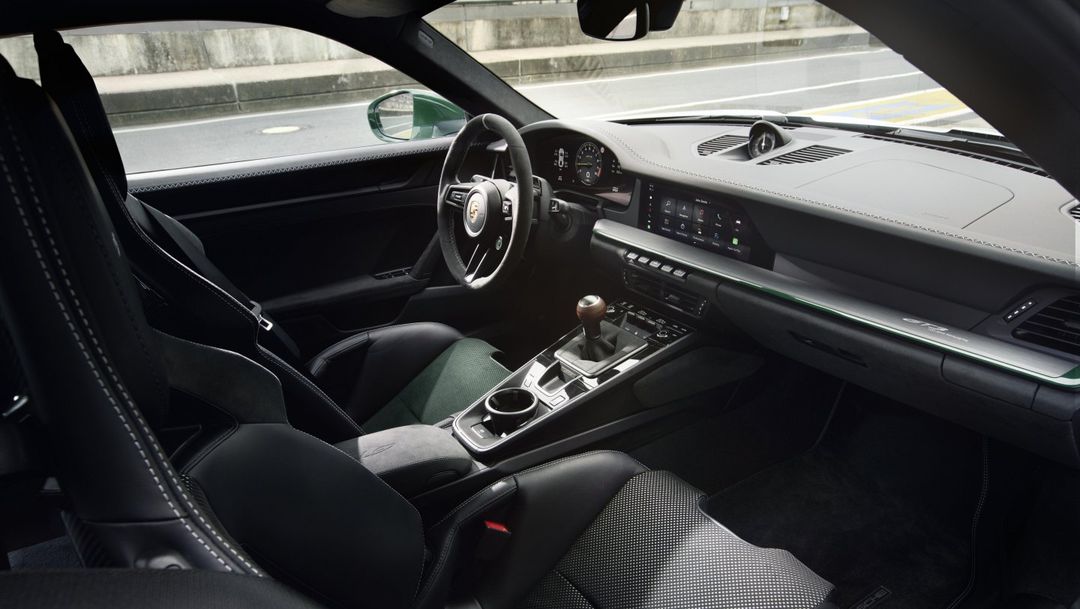 Porsche 911 GT3 — wnętrze, kokpit z kierownicą po lewej stronie i manualną dźwignią zmiany biegów