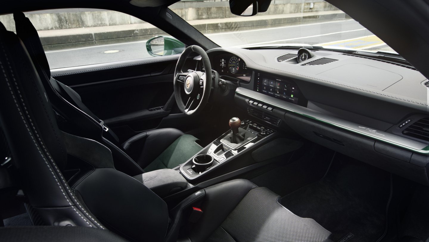 Porsche 911 GT3 — wnętrze, kokpit z kierownicą po lewej stronie i manualną dźwignią zmiany biegów