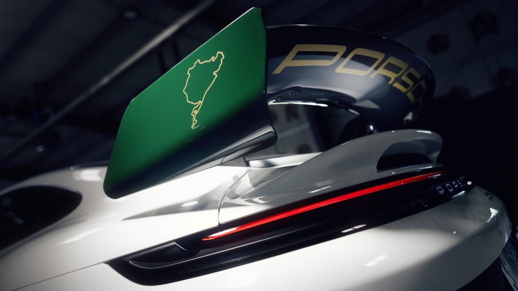Porsche 911 GT3 — detal tylnego skrzydła z logo Nürburgringu i napisem Porsche
