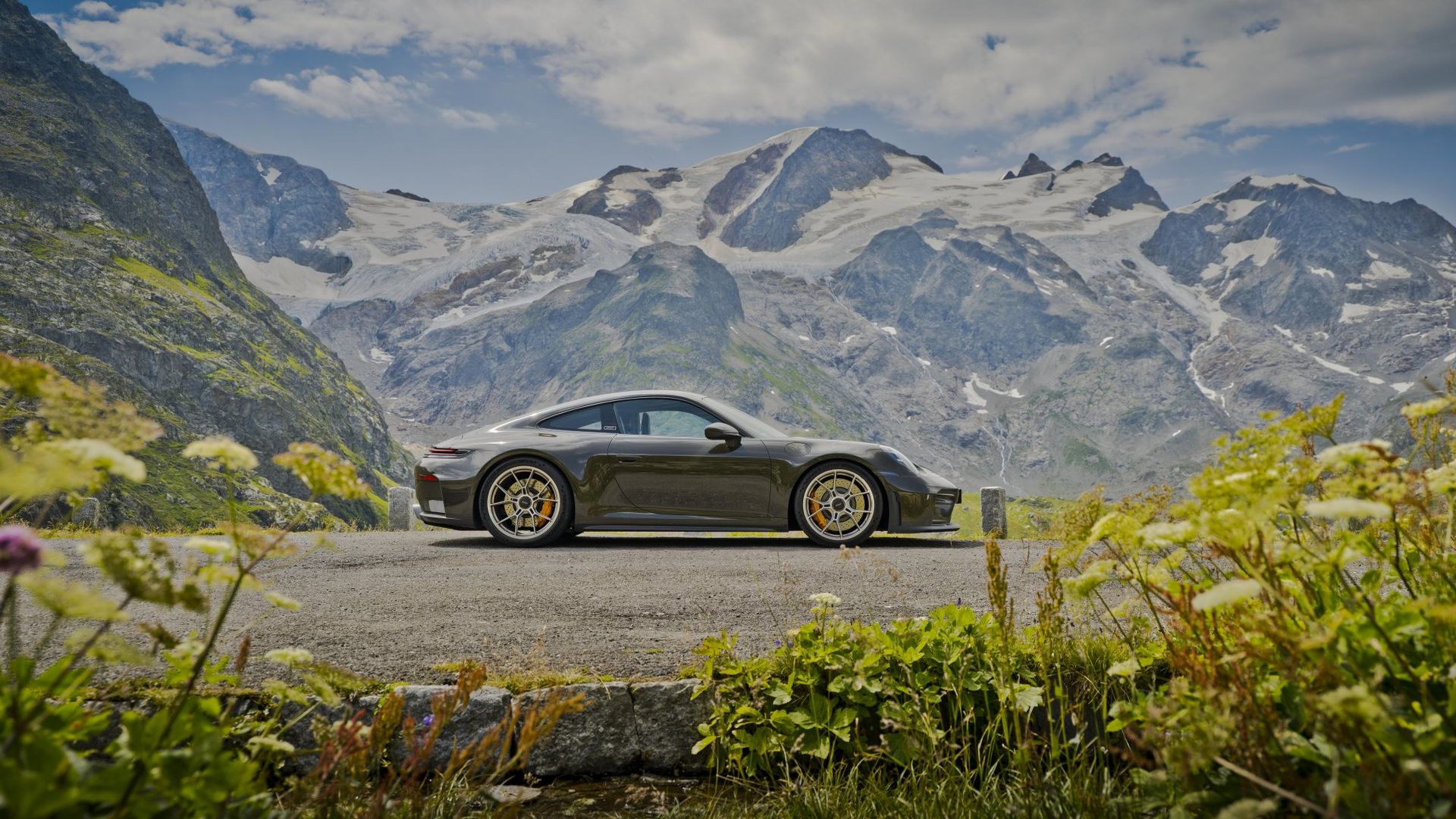 Porsche 911 GT3 Bergsport — profil boczny na tle alpejskich szczytów z lodowcem