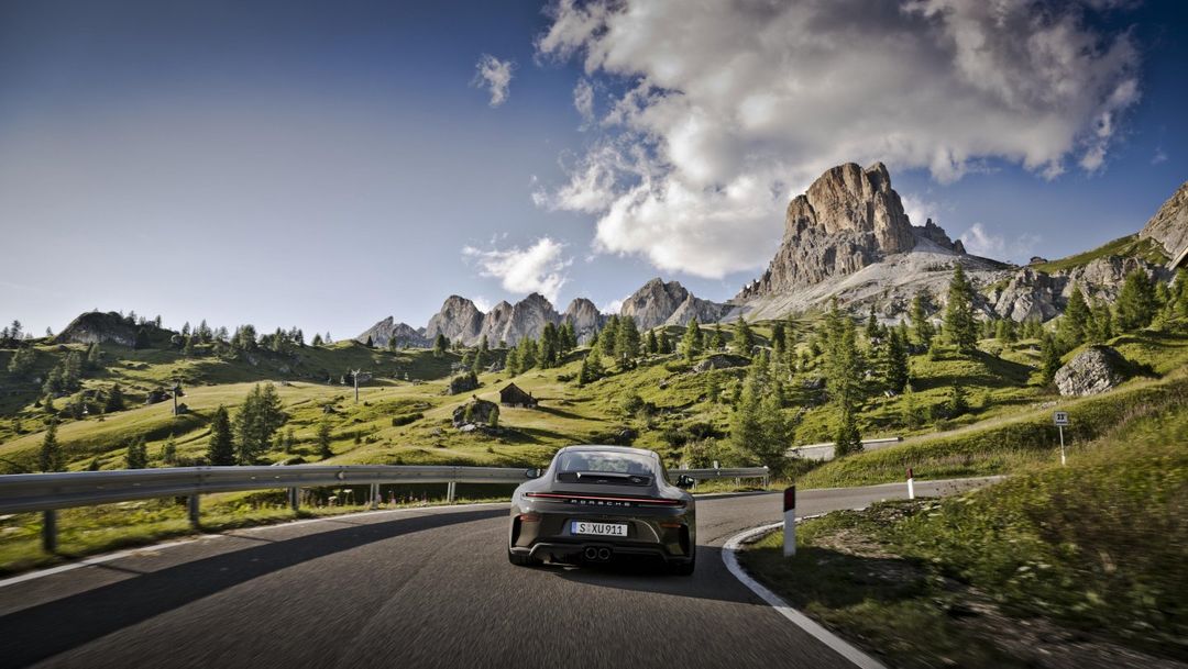 Porsche 911 GT3 Bergsport — widok z tyłu, jazda górską drogą w Dolomitach