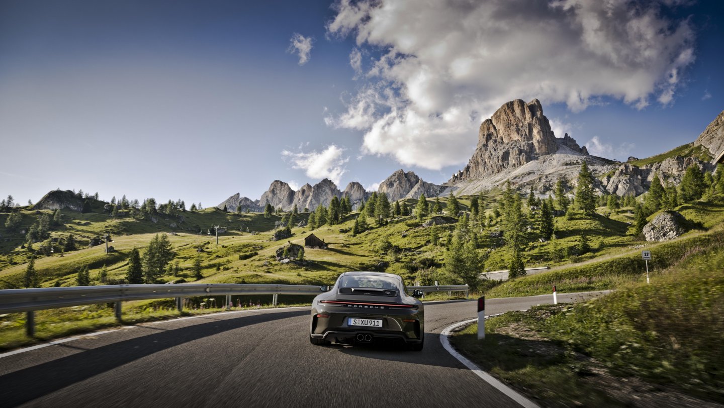 Porsche 911 GT3 Bergsport — widok z tyłu, jazda górską drogą w Dolomitach
