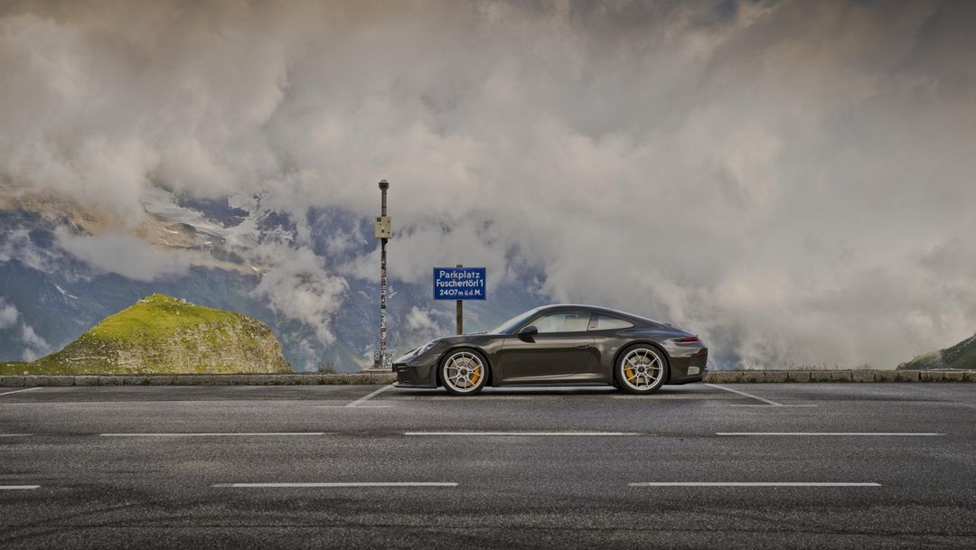 Porsche 911 GT3 Bergsport — profil boczny na parkingu przełęczy, mgła i chmury w tle