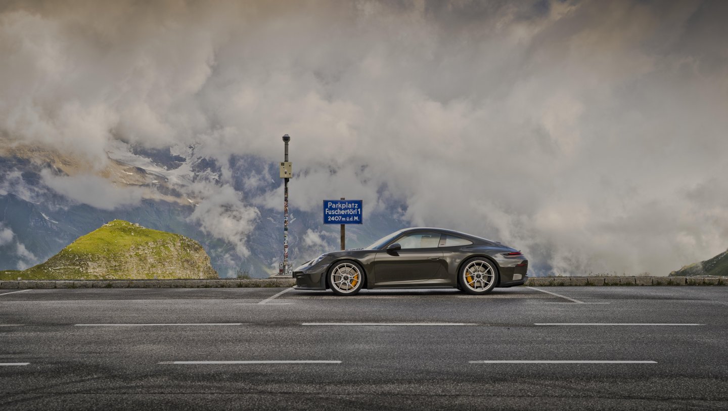 Porsche 911 GT3 Bergsport — profil boczny na parkingu przełęczy, mgła i chmury w tle
