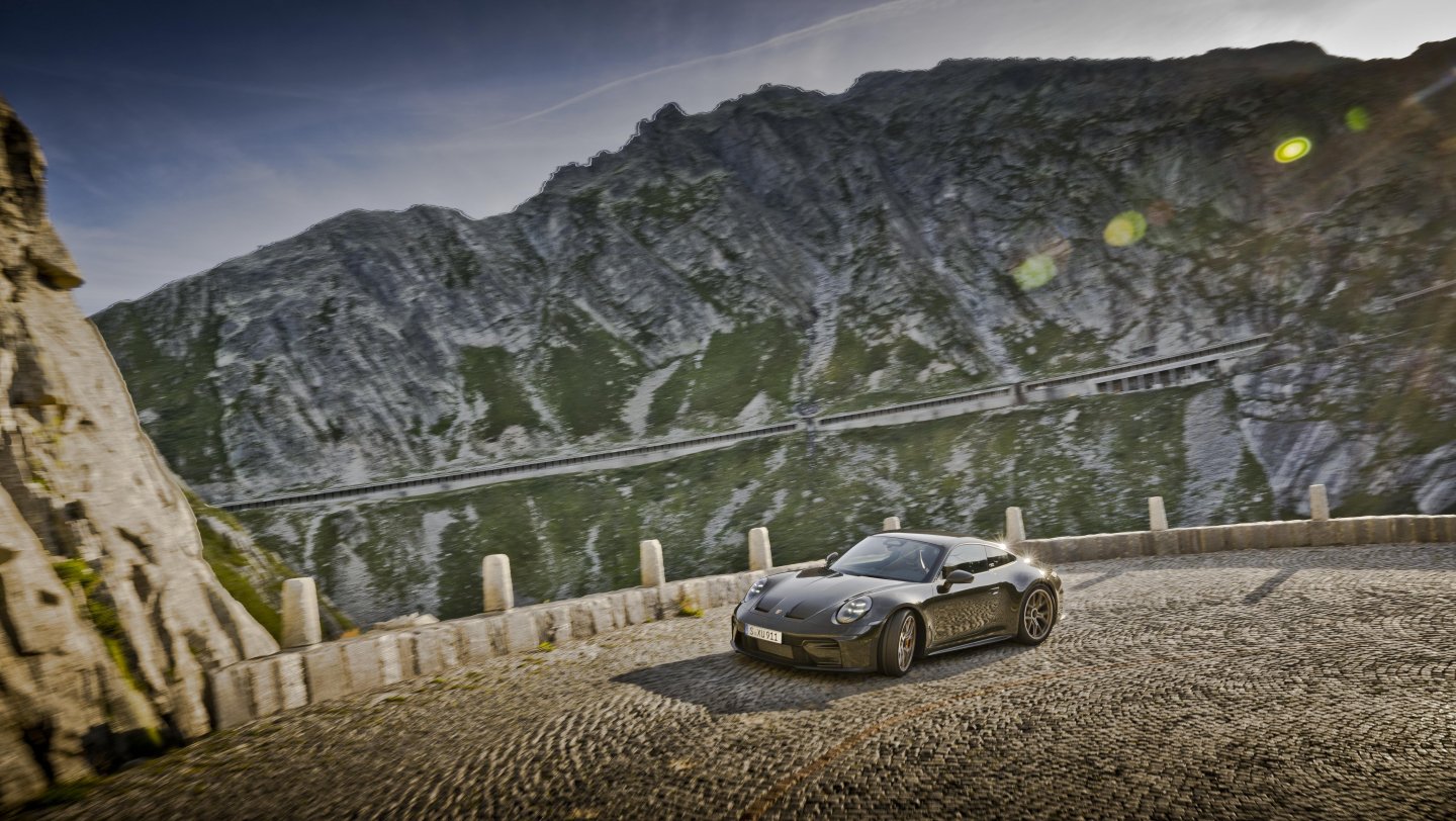 Porsche 911 GT3 Bergsport — trzy czwarte z przodu na serpentynie z widokiem na wiadukt
