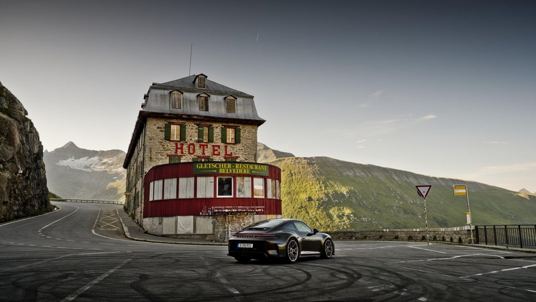 Porsche 911 GT3 Bergsport — tył, przy zabytkowym hotelu Belvedere na przełęczy Furka