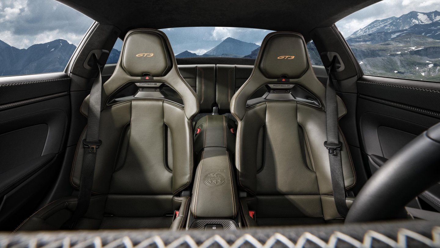 Porsche 911 GT3 Bergsport — wnętrze, fotele sportowe z logo GT3 na tle gór