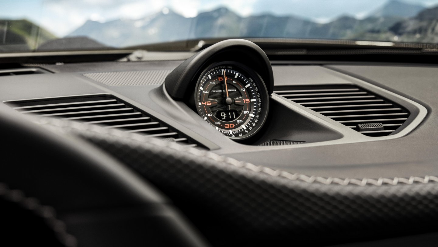 Porsche 911 GT3 Bergsport — detal analogowego zegara Porsche Design na desce rozdzielczej