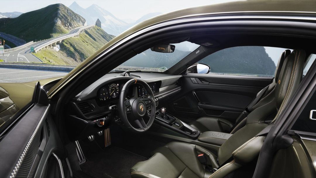 Porsche 911 GT3 Bergsport — wnętrze, kokpit z manualną skrzynią biegów i widokiem na wiadukt