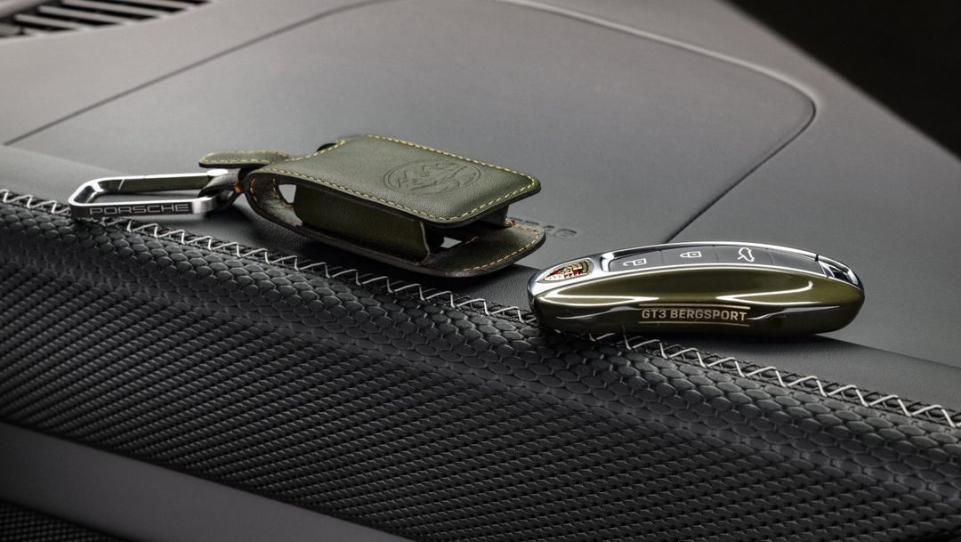 Porsche 911 GT3 Bergsport — detal kluczyka i skórzanego etui edycji Bergsport