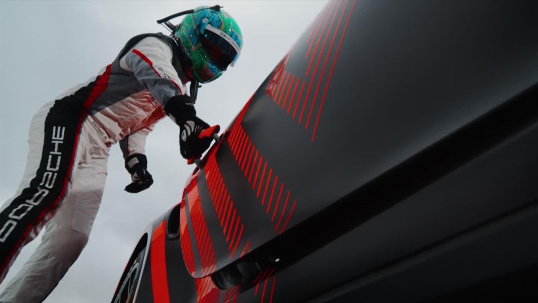 Porsche 911 GT4 R — mechanik przygotowuje maskę wyścigowego bolidu przed wyjazdem na tor