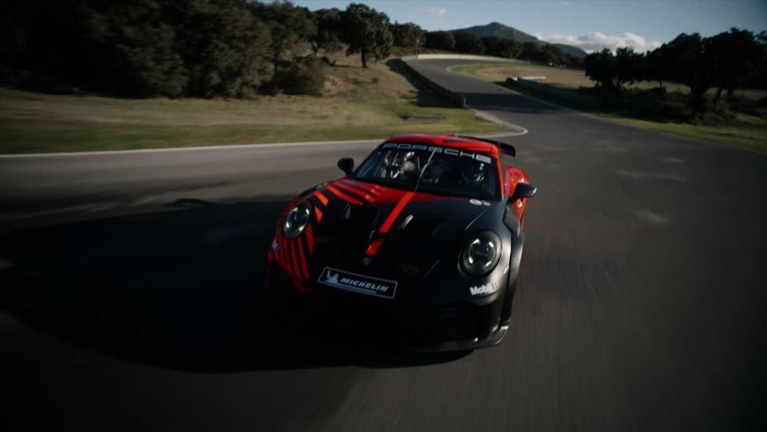 Porsche 911 GT4 R — przód, dynamiczna jazda torowa