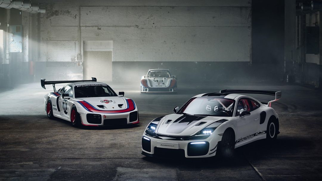Porsche 911 GT2 RS Flachbau RS obok klasycznego Porsche 935 — ujęcie 3/4 przód w hali fabrycznej