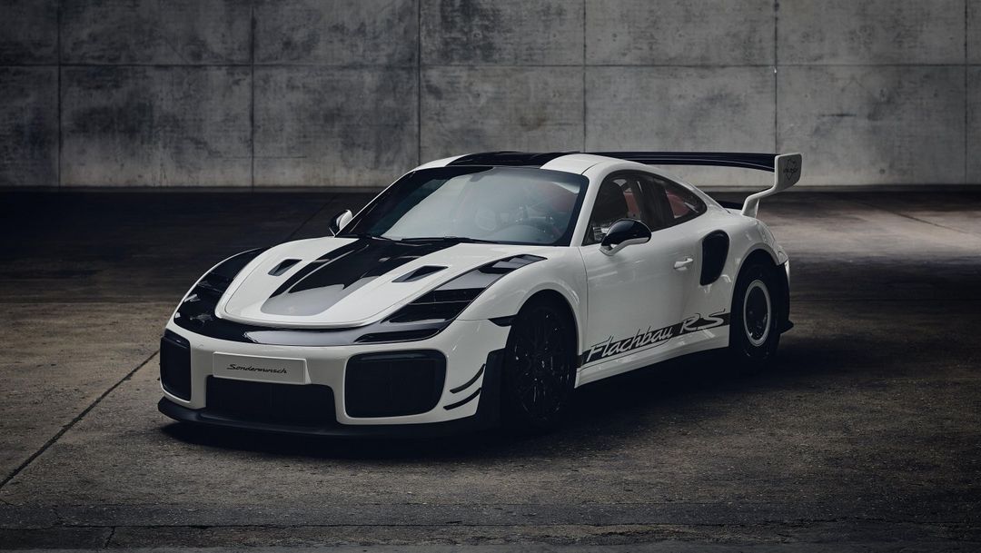 Porsche 911 GT2 RS Flachbau RS — przód, studyjne ujęcie na tle betonowej ściany