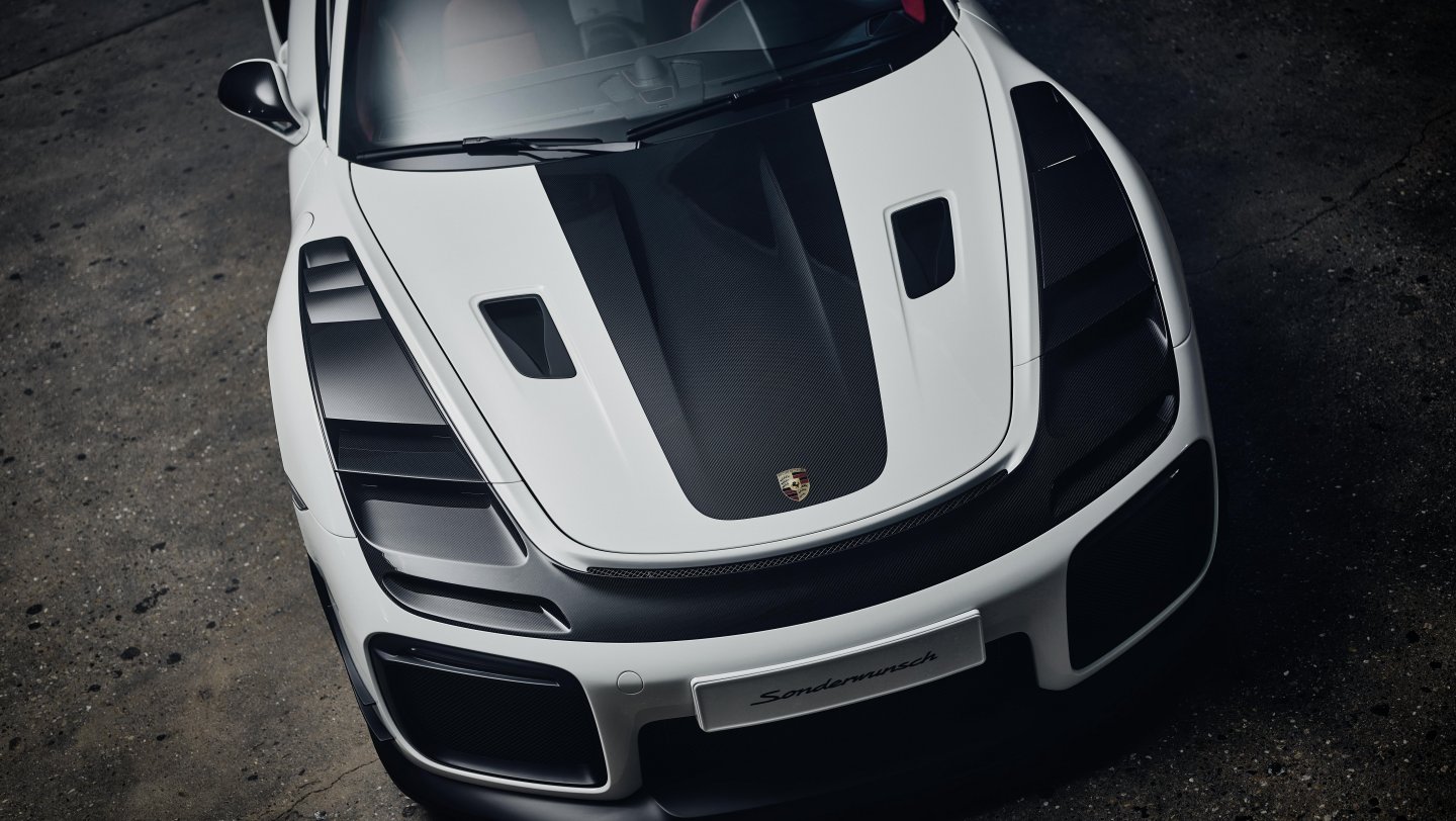 Porsche 911 GT2 RS Flachbau RS — widok z góry na maskę i przednie wloty powietrza