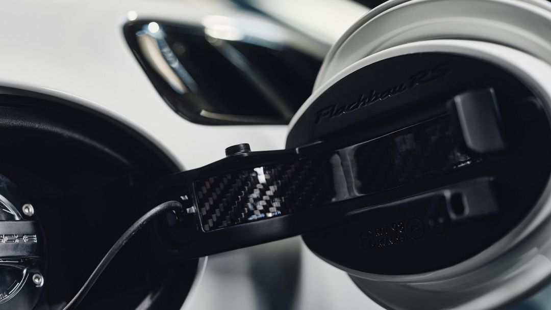 Porsche 911 GT2 RS Flachbau RS — detal wlewu paliwa z karbonowym uchwytem
