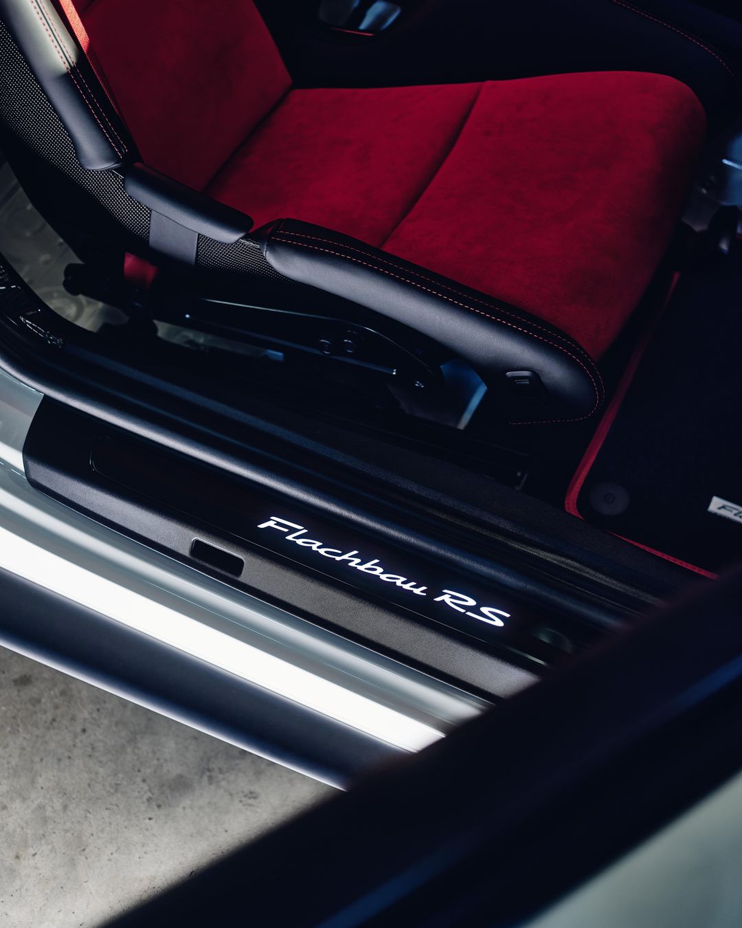 Porsche 911 GT2 RS Flachbau RS — wnętrze, czerwony fotel kubełkowy i próg z podświetlanym napisem „Flachbau RS”