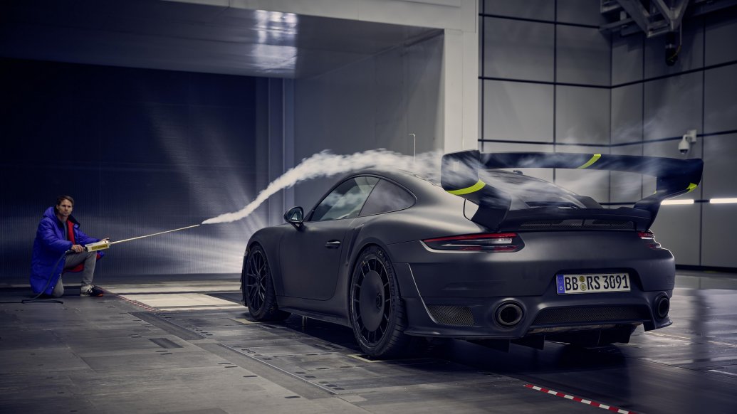 Porsche 911 GT2 RS Flachbau RS podczas testów w tunelu aerodynamicznym — tył 3/4, widoczny dym smugowy