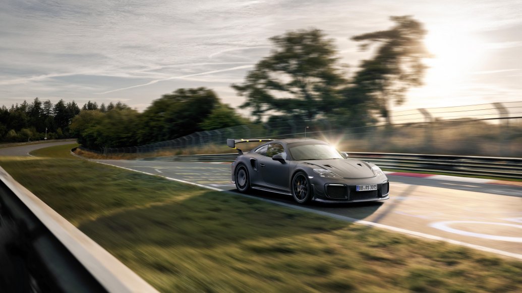Porsche 911 GT2 RS Flachbau RS w akcji na torze Nürburgring — przód 3/4, rozmycie ruchu