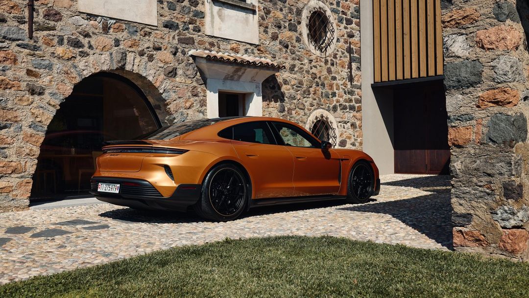 Porsche Taycan Turbo GT — bok i tył auta na tle kamiennej elewacji