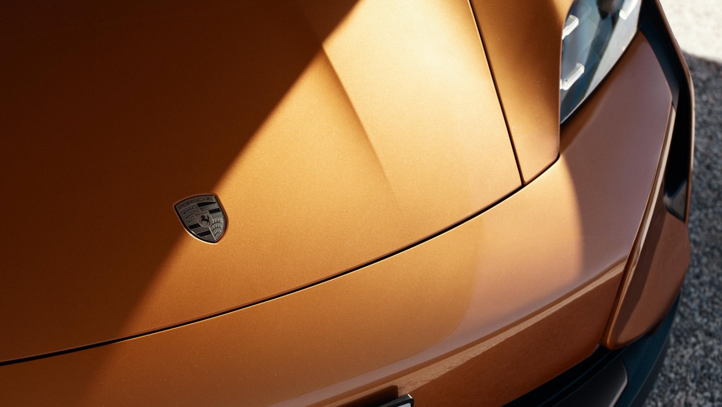 Porsche Taycan Turbo GT — detal maski z logo Porsche w kolorze pomarańczowym